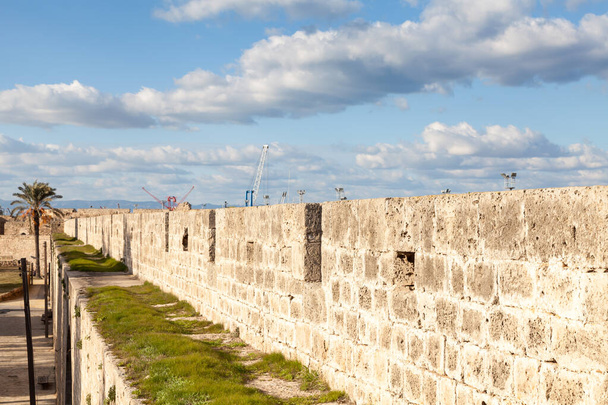 Muro defensivo. Las murallas defensivas que rodean la histórica ciudad de Famagusta en la República Turca del Norte de Chipre se remontan al siglo XV.
. - Foto, Imagen