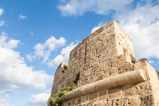 De verdedigingsmuur. De verdedigingsmuren rond de historische stad Famagusta in de Turkse Republiek Noord-Cyprus dateren uit de 15e eeuw.. - Foto, afbeelding