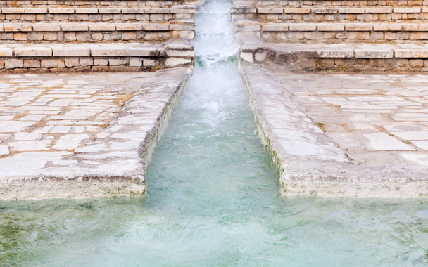 パムッカレ温泉水。トルコ南西部のパムッカレを流れる温泉。世界遺産に登録されている。. - 写真・画像