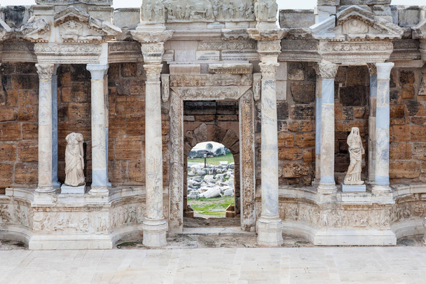 Hierapolisin teatteri. Hierapolis-teatterin näyttämörakennukset rakennettiin 2. vuosisadalla jKr ja paikka on nyt Unescon maailmanperintökohde.
. - Valokuva, kuva