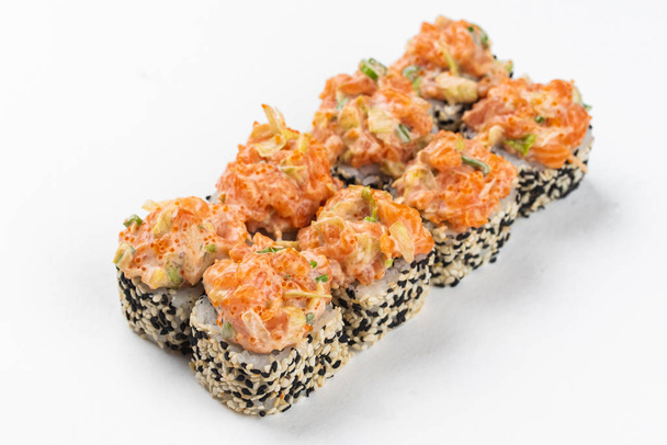 Rotoli di sushi piccanti con salmone e crema di formaggio isolati su sfondo bianco
 - Foto, immagini