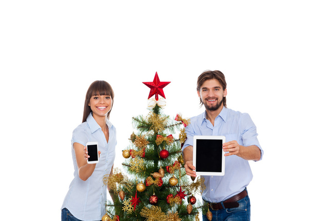 Christmas couple hold present cell phone - Φωτογραφία, εικόνα