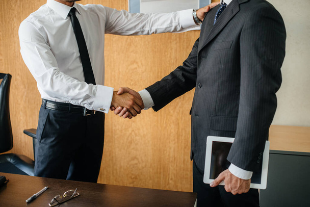 Handshake de parceiros, conclusão da transação no escritório. Negócios - Foto, Imagem