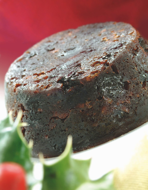 tradycyjnego angielskiego puddingu z białym sosem i holly - Zdjęcie, obraz