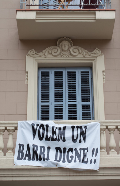 Cartel de protesta colgado en una fachada del edificio
 - Foto, imagen
