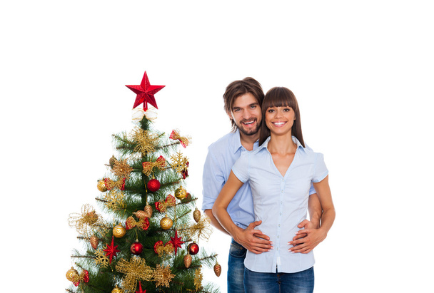 Рождественский праздник счастливая пара, новогодняя елка украшена
 - Фото, изображение