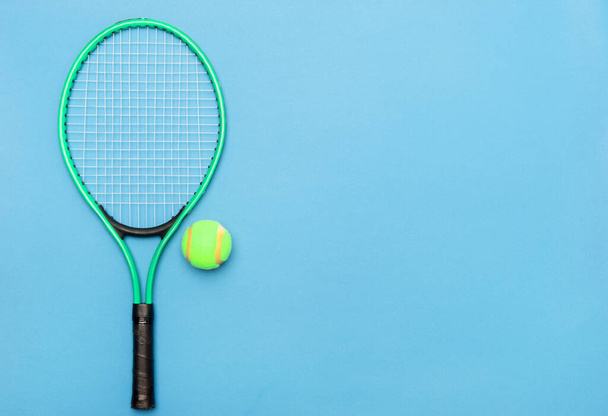 Tennis bal en racket op blauwe achtergrond. Sportuitrusting. Vlakke plaat. - Foto, afbeelding