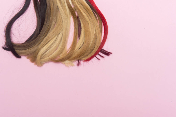 Equipo de extensión de cabello de cabello natural. muestras de cabello de diferentes colores - Foto, Imagen