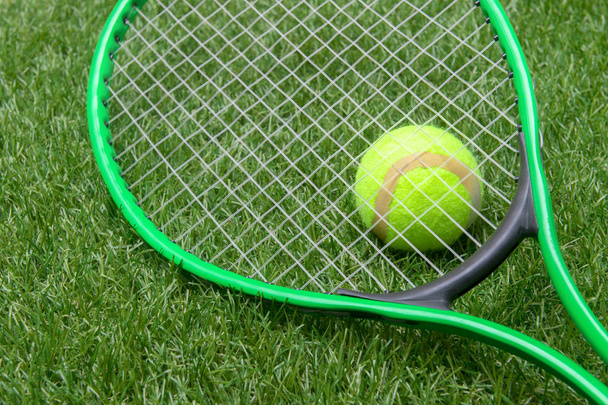 Raquette de tennis et balle sur herbe verte
 - Photo, image
