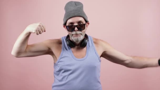 Hipster mature man showing his biceps - Materiał filmowy, wideo