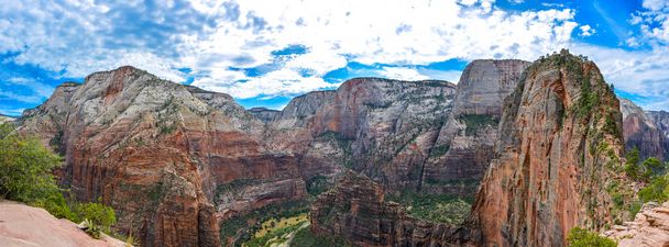 panorama přistávací dráhy andělů v létě za slunečného dne, modrá obloha, v zionském národním parku, utah, Spojené státy americké - Fotografie, Obrázek