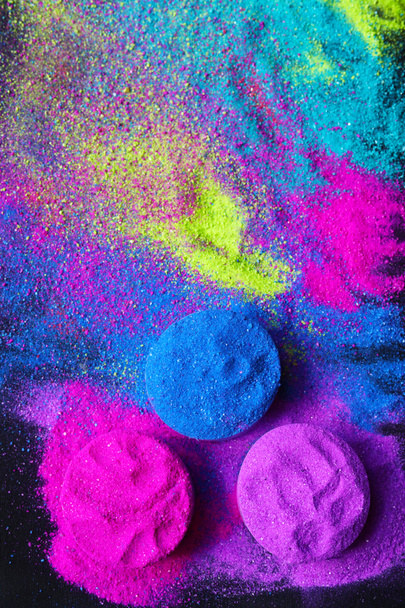 Φωτεινά χρώματα για το ινδικό φεστιβάλ. Πολύχρωμο γκουλάλ (χρώματα σε σκόνη) - Φωτογραφία, εικόνα