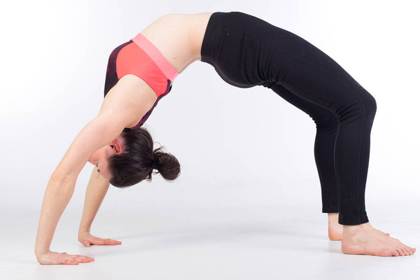 mulher em leggings e sutiã esportivo está se alongando e praticando ioga
 - Foto, Imagem
