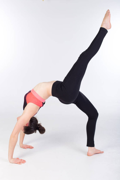nő leggings és sport melltartó nyújtás és gyakorló jóga - Fotó, kép