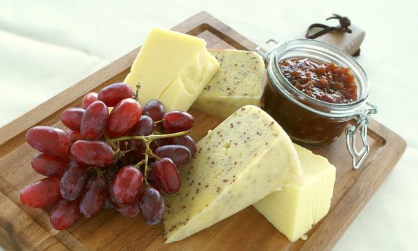 Τυρί με σπόρους σιναπιού με σταφύλια και τσάτνεϊ - Φωτογραφία, εικόνα