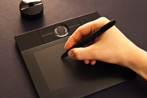 hand on drawing tablet - Фото, изображение