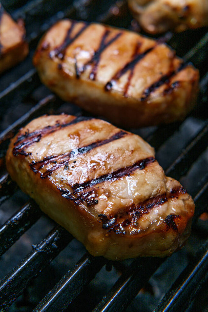 Marynowane kotlety wieprzowe gotowanie na grillu z sosem miodowym barbecue glazury - Zdjęcie, obraz