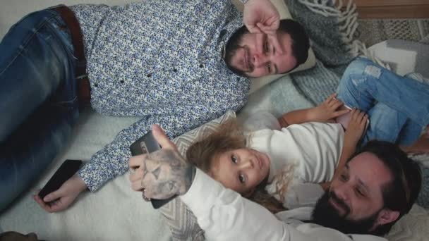 Deux hommes prenant des selfies avec une petite fille
 - Séquence, vidéo
