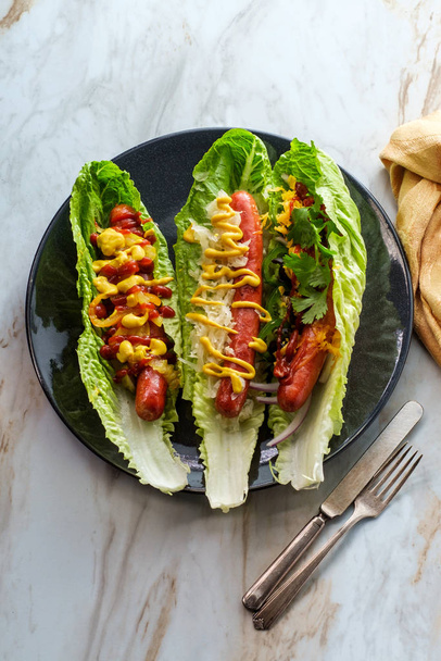 Gluténmentes diéta, zsemle nélküli hot dog saláta csomagolásban - Fotó, kép