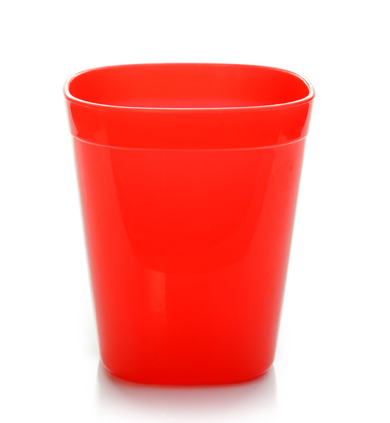 Punainen muovi Cup eristetty valkoisella pohjalla
 - Valokuva, kuva