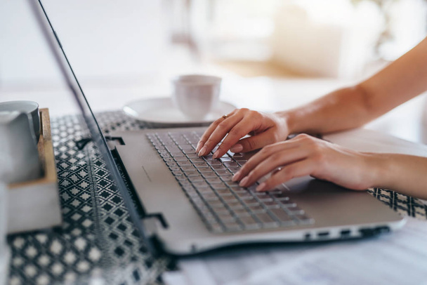 Vrouwelijke handen op toetsenbord Vrouw werk thuis. - Foto, afbeelding