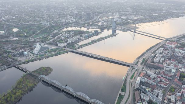 Ilmakuva lentävästä drone-panoraamanäkymästä Riian silloille, Daugava-joelle, televisiotorniin ja kaupungin horisonttiin aurinkoisena kesäpäivänä Riiassa, Latviassa. (sarja
) - Valokuva, kuva