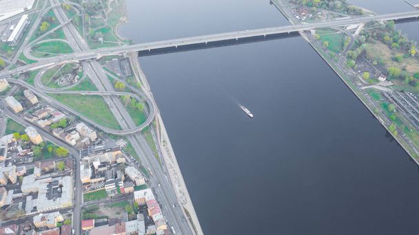 Fotografie z leteckého zobrazení z letícího bezpilotního panoramatického pohledu na mosty Rigy, řeku Daugavu, televizní věž a panorama města za slunečného letního dne v lotyšské Rize. (série) - Fotografie, Obrázek