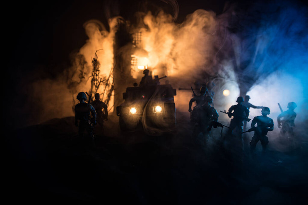 戦争の概念。戦争霧の空の背景の戦闘シーン、雲のスカイラインの下で夜のシルエットと戦う。兵士と陸軍車両の装飾品。選択的焦点 - 写真・画像