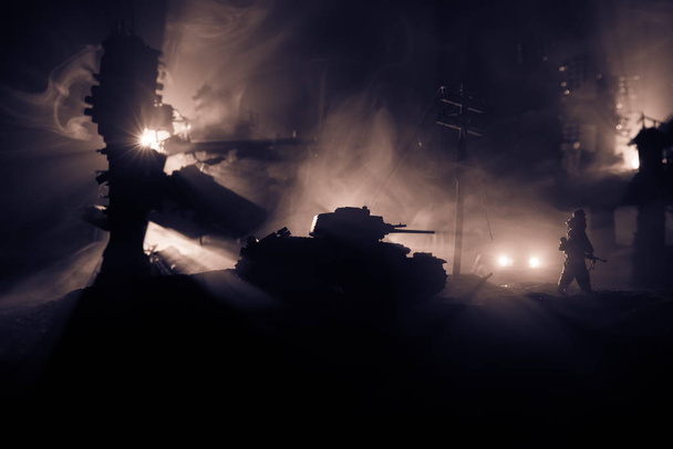 Koncepcja wojny. Wojskowe sylwetki walczące sceny na tle nieba mgły wojennej, żołnierze wojny światowej sylwetka poniżej chmury Skyline W nocy. Bitwa w zrujnowanym mieście. Skupienie selektywne - Zdjęcie, obraz