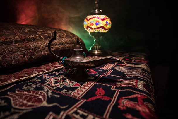 Antico Aladdin arabo notti genie stile lampada ad olio con luce soffusa fumo bianco, sfondo scuro. Lampada dei desideri concetto - Foto, immagini