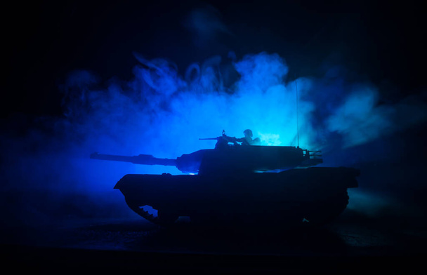 Sota-ajatus. Panssaroitu ajoneuvon siluetti taistelevat kohtaus sodan sumuinen taivas tausta yöllä. Amerikkalainen tankki valmiina taisteluun. Luova sisustus - Valokuva, kuva
