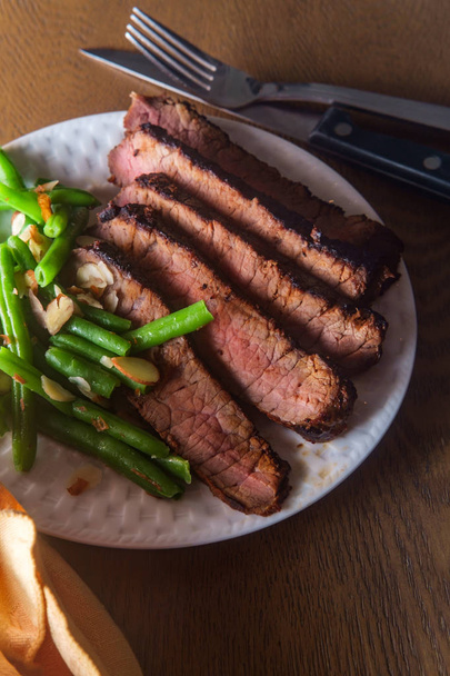 Filet mignon steak vacsora zöldbabbal mandulavajas szósszal - Fotó, kép