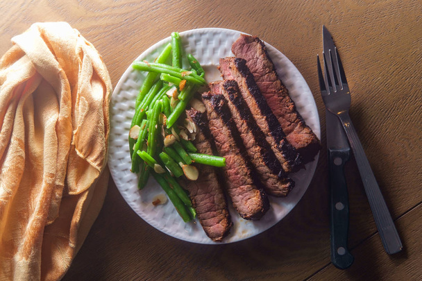 Filet mignon steak vacsora zöldbabbal mandulavajas szósszal - Fotó, kép