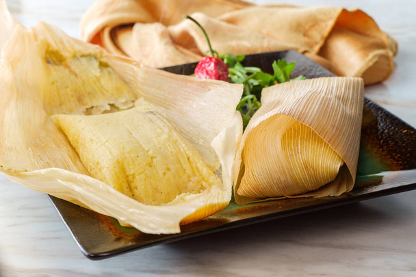 Мексика пропарювала чілі та сир masa tamales загорнені в кукурудзяну луску. - Фото, зображення