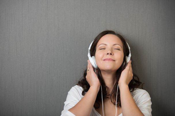 Жінка слухає музику на навушниках
 - Фото, зображення