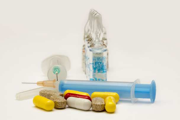 Ampolas, seringas e comprimidos médicos
 - Foto, Imagem