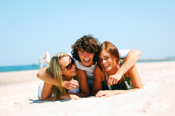 Giovani amici sulla spiaggia estiva
 - Foto, immagini