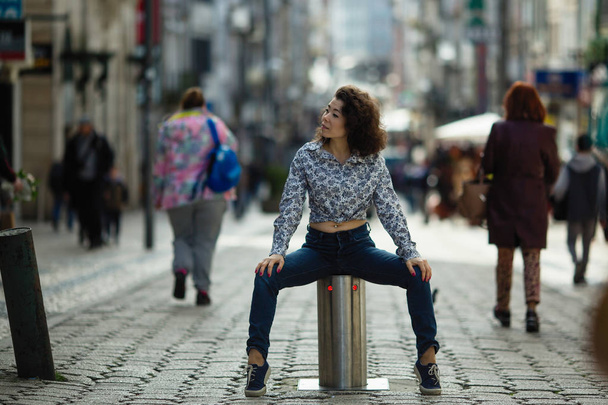 Hermosa mujer de raza mixta posando en el centro de Oporto, Portugal
.  - Foto, imagen