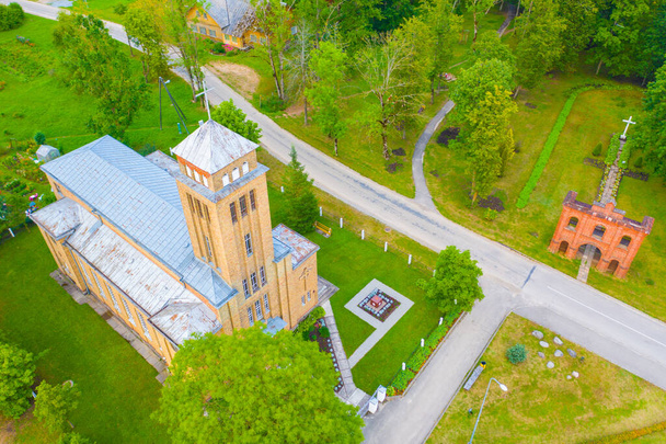 Hermosa foto de vista aérea del avión no tripulado volador panorámico en Akniste, Letonia. Iglesia Católica en el soleado día de verano. Patrimonio arquitectónico. (serie
) - Foto, imagen