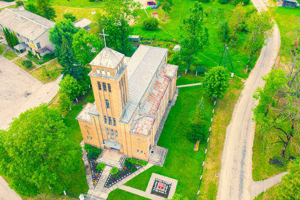 Gyönyörű légi felvétel repülő drón panoráma Akniste, Lettország. Katolikus templom napsütéses nyári napon. Építészeti örökség. (sorozat)) - Fotó, kép