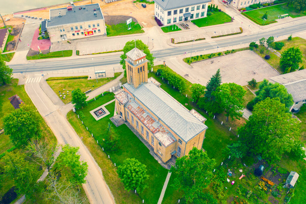 Beautiful Aerial view photo from least drone panoramic on Akniste, Латвія. Католицька церква в сонячний літній день. Архітектурна спадщина. (серія)) - Фото, зображення