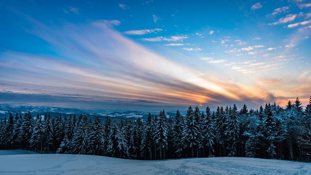 冬のアルガウの美しい雪に覆われたアイゾベル - 写真・画像