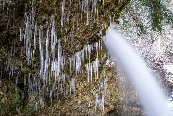 Kauniisti jäinen Scheidegger vesiputouksia vaellus alueella
 - Valokuva, kuva