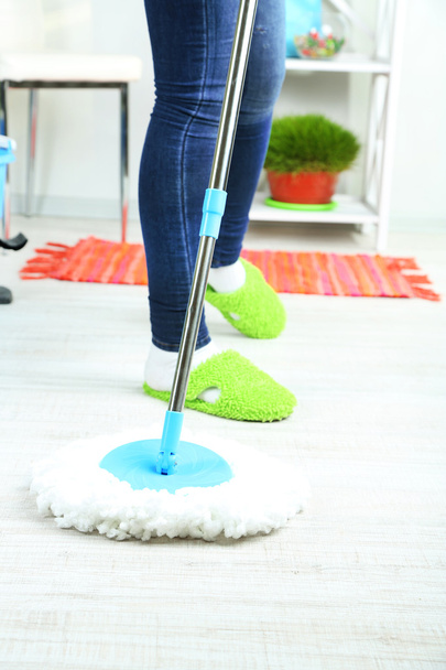 Mopping chão em casa close-up
 - Foto, Imagem