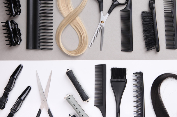 professionelle Friseur-Tools auf weißem und grauem Hintergrund - Foto, Bild