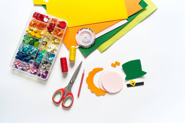 Leprechaun sewn from felt. St. Patrick's Day. Rainbow beads in a box. Favorite hobby diy. Decor for the holiday craft. - Fotoğraf, Görsel