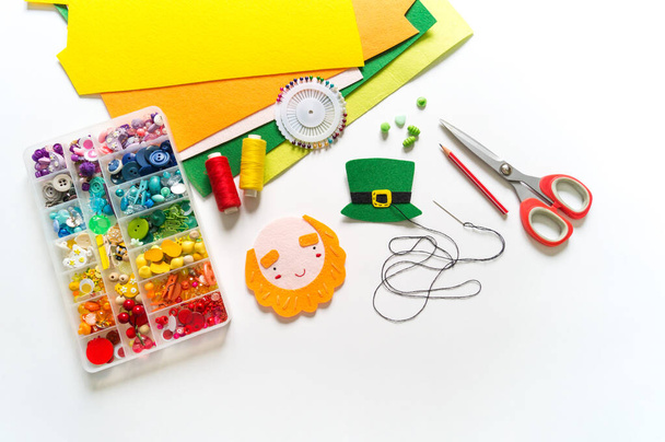 Leprechaun sewn from felt. St. Patrick's Day. Rainbow beads in a box. Favorite hobby diy. Decor for the holiday craft. - Fotoğraf, Görsel