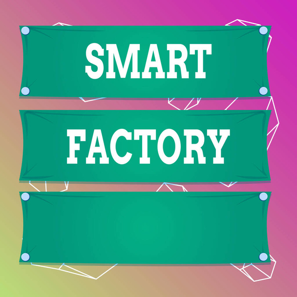 Woord schrijven tekst Smart Factory. Business concept voor een zeer gedigitaliseerde en aangesloten productie-installatie Houten paneel bevestigd spijker kleurrijke achtergrond rechthoek hout. - Foto, afbeelding