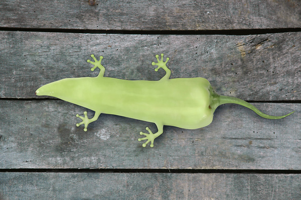 Pepe verde geneticamente modificato su fondo di legno
 - Foto, immagini