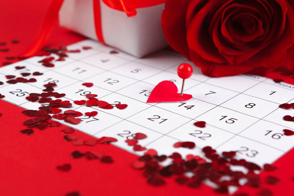 February 14 on calendar and decorations for Valentines Day. - Фото, зображення